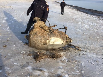 OBIECT CIUDAT GĂSIT PE PLAJĂ, ÎN MAMAIA: PARE A FI REZERVORUL UNUI AVION!