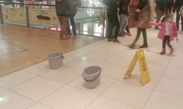 Fiţi pe fază: plouă prin acoperişul City Mall!