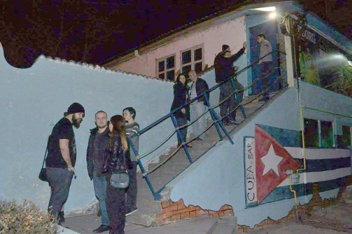 Fly kite suspension log Scandal între patronul Cuba Bar şi locatarii unui bloc din Constanţa! |  replicaonline.ro