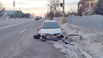 Maşină DISTRUSĂ într-un morman de zăpadă: şoferul a scăpat ca prin minune