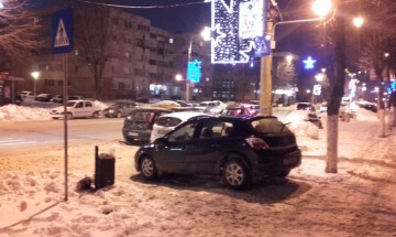 Din seria „Parchez ca un Bou” – A lăsat maşina fix pe trecerea pentru pietoni