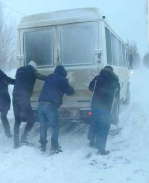 Autocar cu 50 de persoane, BLOCAT la Ciocârlia. Au intervenit militarii