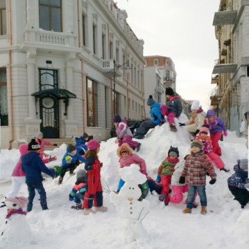 Elevii Şcolii „Gheorghe Ţiţeica” au construit o armată de oameni de zăpadă