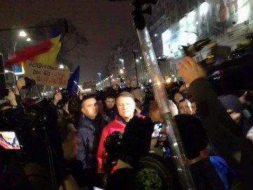 Klaus Iohannis, ÎN MIJLOCUL PROTESTATARILOR, în Piaţa Universităţii