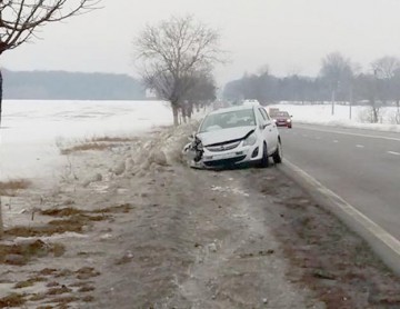 La un pas de tragedie! Un autoturism a intrat în plin în altă maşină, pe DN3