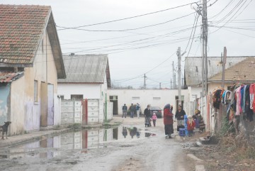 Primăria Mangalia nu poate DEMOLA focarul de infecţie de la Barăci