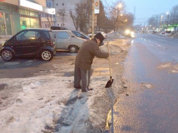 Constănţenii se plâng de gheaţa de pe străzi, dar nu mai sunt bani pentru deszăpezire. Ce e de făcut?