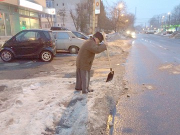 PERICOL DE ACCIDENT: Zăpada aruncată de pe trotuar pe carosabil