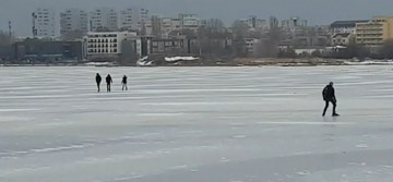 SFIDEAZĂ MOARTEA! Mai mulţi tineri au patinat pe lac şi pe Canalul Dunăre – Marea Neagră