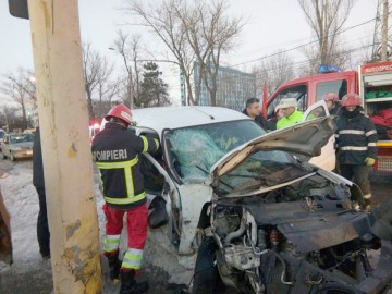 Accident cu maşina CARGUS: o persoană a rămas ÎNCARCERATĂ