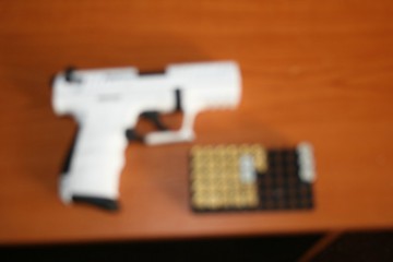 Percheziţii: pistol şi cartuşe ridicate de oamenii legii