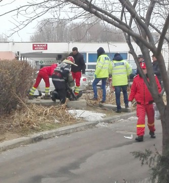 Un om al străzii, găsit în canal în stare de putrefacţie