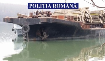 Şlep încărcat cu material lemnos, CONFISCAT de poliţişti