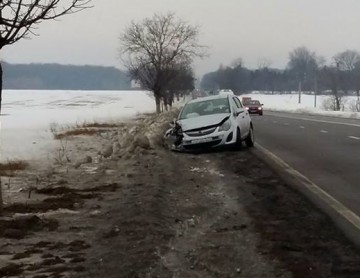 Un autoturism a intrat în plin în altă mașină, pe DN3: i-a rupt bordul!