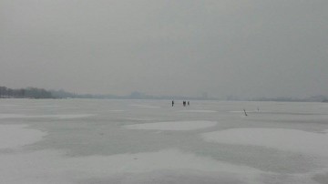 ÎN PERICOL! Câţiva copii s-au aventurat pe lacul îngheţat din Tăbăcărie