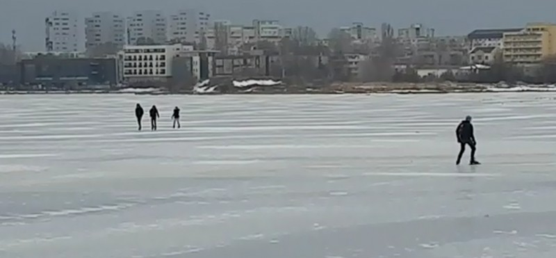 INCONȘTIENȚĂ! Mai mulți constănțeni patinează pe Lacul Tăbăcărie