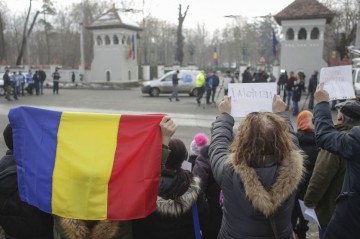 A doua zi de proteste în faţa Palatului Cotroceni. S-a cerut demisia lui Iohannis