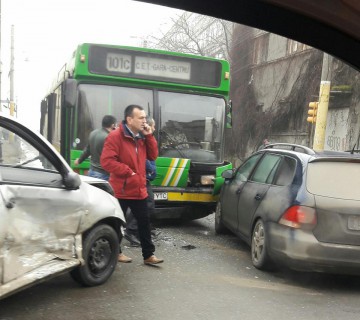 Accident rutier între un autobuz RATC și un autoturism