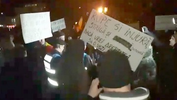 CONSTANŢA. Un bărbat, convins de jandarmi să renunţe la pancarta cu mesaj instigator - VIDEO