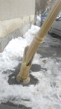 Stâlpi de iluminat public şi garduri vii din Constanţa au început să se „topească” odată cu zăpada!