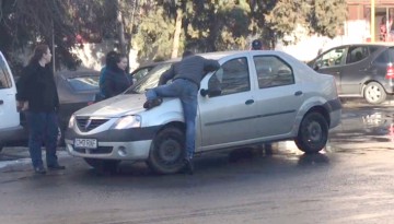 Constănţean, surprins în timp ce vandaliza maşina partenerei sale