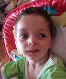 Trebuie operat de urgenţă! Un copil din Constanța se luptă cu o boală cruntă – VIDEO