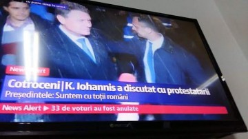 Iohannis s-a dus în mijlocul protestatarilor de la Cotroceni. A fost huiduit