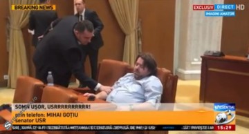 IMAGINILE RUŞINII cu un senator USR, în Parlament!
