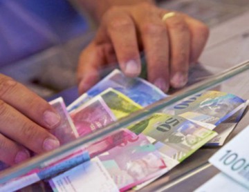 Francul elveţian coboară după vârful atins luni