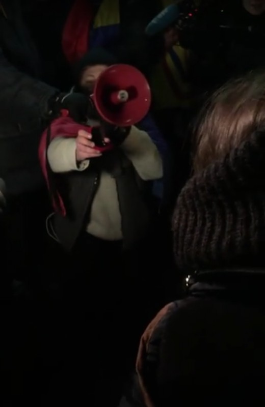 ZIUA 13 DE PROTESTE. Un tânăr şi-a cerut iubita de soţie în mijlocul mulţimii. Cu portavocea, să audă mii de oameni!