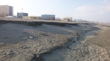 Investiții inutile în stațiunea Mamaia! Plaja extinsă, MĂTURATĂ de furtuni
