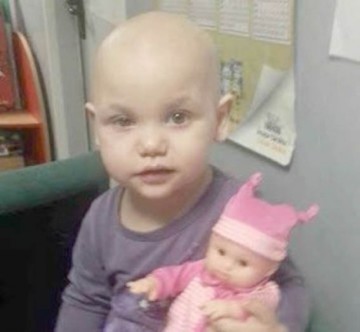 La numai un an, o fetiţă din Constanţa bolnavă de cancer are nevoie de ajutor!