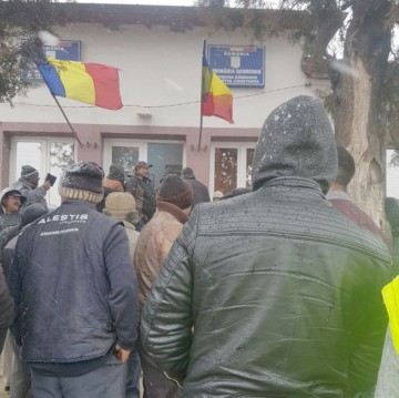 Acuzaţii GRAVE la uşa primăriei din Dobromir. Secretara a fost bruscată de protestatari