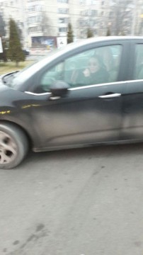 A parcat pe două locuri rezervate persoanelor cu handicap!