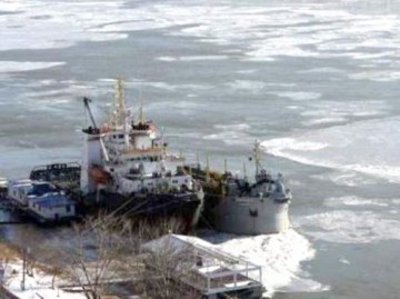 ALERTĂ! Nave şi barje, BLOCATE în gheaţa formată pe Dunăre