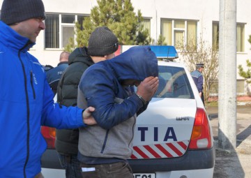 Trei hoţi, prinşi de oamenii legii: au participat la 5 furturi