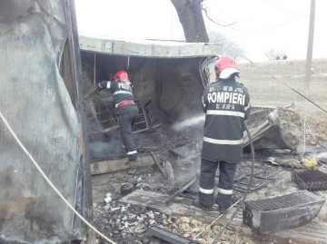 Incendiu în localitatea Sibioara: au ars două barăci!