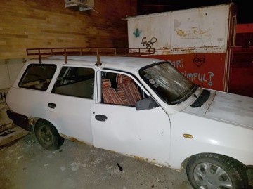 Incident la Mangalia: Doi indivizi au vandalizat o maşină!