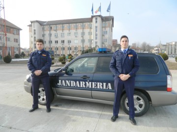 Doi studenţi ai Academiei de Poliţie, în stagiu de practică la IJJ
