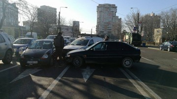 Accident rutier în zona Gării! Trei autoturisme IMPLICATE