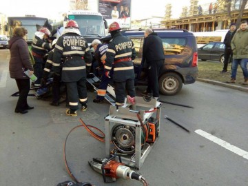 Accident rutier pe bulevardul Mamaia: un bărbat a fost scos din maşină cu Descarcerarea!
