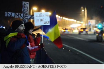 Câteva sute de persoane au protestat în fața Guvernului