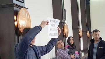 Protest la CJC împotriva consilierei care i-a numit „putori” pe protestatari