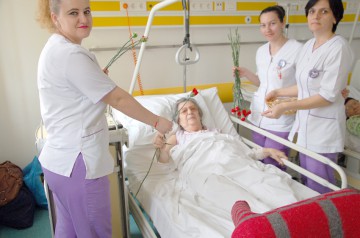 Femeile internate din spitalele constănţene au primit flori de 1 martie