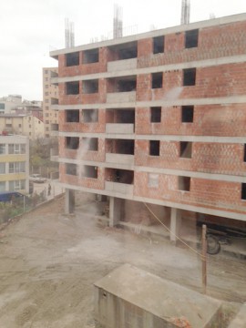 Construcţia unui bloc de 6 etaje, reclamată de vecini: „Disperarea a ajuns la maximum!”
