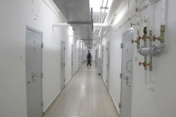 Indivizii care au spart maşini în Faleză Nord rămân în arest