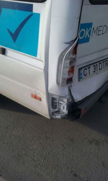 Accident pe IC Brătianu. Un autobuz RATC a lovit un microbuz plin cu oameni și și-a continuat traseul