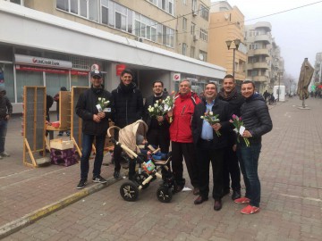 Flori şi mărţişoare pentru doamne şi domnişoare, de la echipa ALDE Constanţa