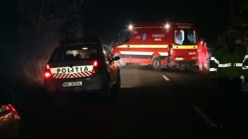 Accident rutier la Crucea! Un şofer a intrat cu maşina într-un gard de beton