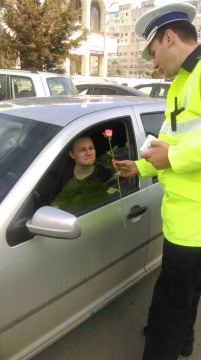 Șoferițele constănțene, amendate de polițiștii rutieri cu câte o floare!
